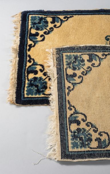 null Paire de petits tapis de monastère en laine de yak à décor bleu sur fond beige....