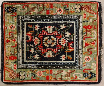 null Tapis à décors de mandala et frise floral stylisé . laine Tibet ancien 73x7...
