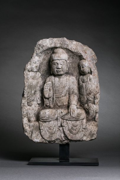 null Haut relief ciselé d'une scène bouddhique illutsrant le Buddha assis en méditation...