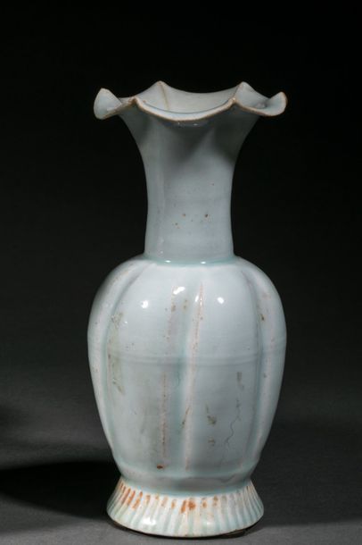 null Paire de vases d'offrande Qinbaï sur piédouche à corps ovoïde godronné "tranches...