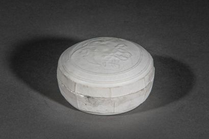null Boîte oblongue couverte Qinbaï en fin grès porcelaineux moulée sous couverte...