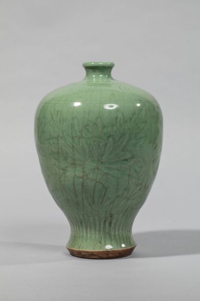 null Vase Meïping en épaisse porcelaine du longquan décoré en incision sous glaçure...