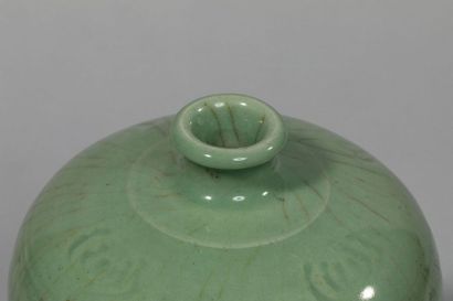 null Vase Meïping en épaisse porcelaine du longquan décoré en incision sous glaçure...