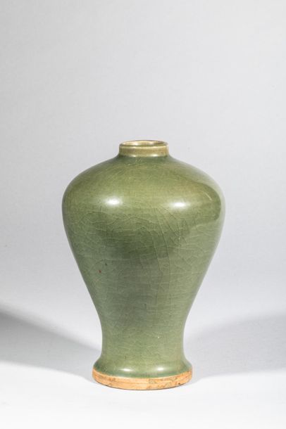 null Vase Meipïng en porcelaine du Longquan à glaçure monochrome céladon flammé de...