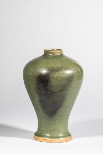 null Vase Meipïng en porcelaine du Longquan à glaçure monochrome céladon flammé de...