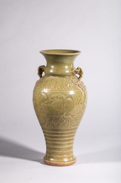 null Vase balustre en épaisse porcelaine du Longquan décoré à l'épaulement d'une...