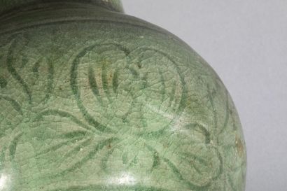 null Vase balustre du Longqan sur piédouche, corps globulaire et haut col cratère...