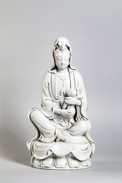 null Le Bodhisattva kwan yin assis en délassement sur un lotus vêtu de la robe monastique...