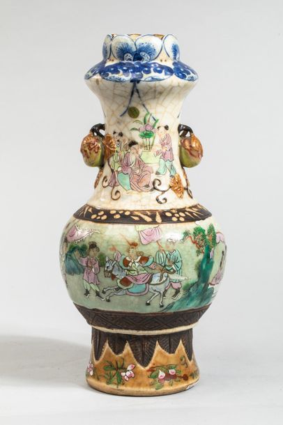 null Vase balustre de Nankin en porcelaine polychrome moulé au col d'un feston de...