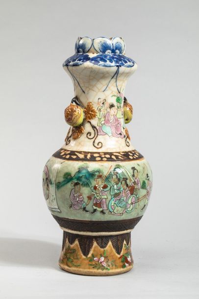 null Vase balustre de Nankin en porcelaine polychrome moulé au col d'un feston de...