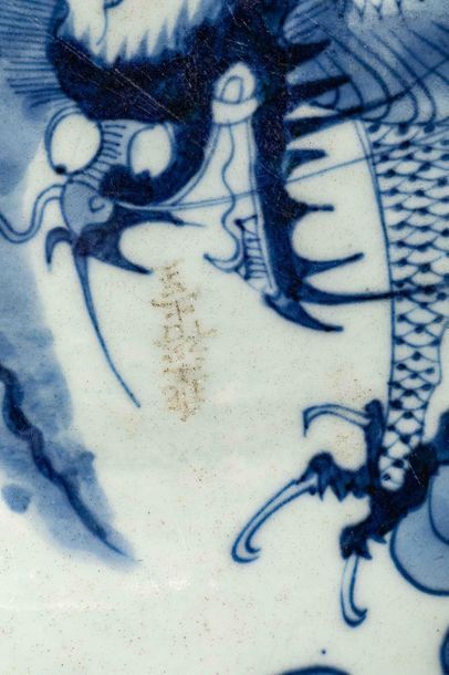 null Plat en porcelaine blanche décoré en bleu cobalt sous couverte d'un dragon impérial...