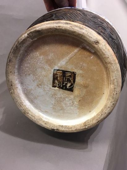 null Vase balustre en porcelaine de Nankin moulé au col de deux grappes de grenade...