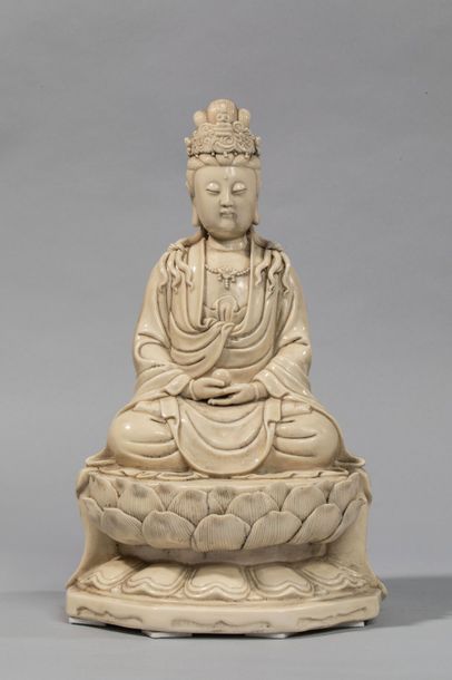 null Le Boddhisattva Kwan yin assis en méditation sur un important socle lotiforme...