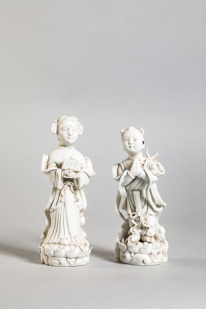 null Paire d'adorants en porcelaine blanc de chine de Dehua. Province du Fujuan....