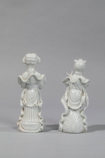 null Paire d'adorants en porcelaine blanc de chine de Dehua. Province du Fujuan....