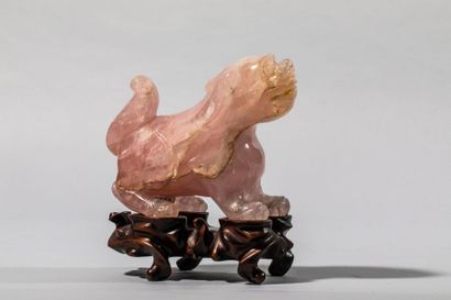 Kilin en quartz rose sur socle de bois. Chine....