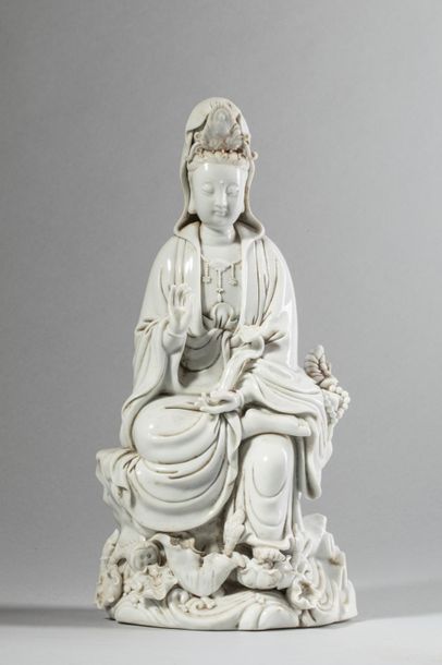 null Le Boddhisattva Kwan yin assis à l'européenne un pied reposant sur une végétation...