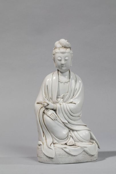 null Le Boddhisattva Kwan yin assis en délassement, vêtu de sa robe monastique aux...