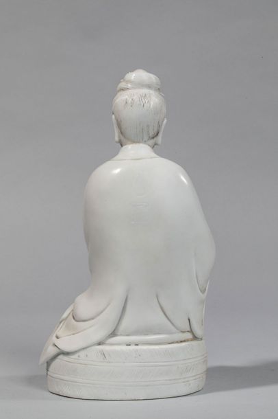 null Le Boddhisattva Kwan yin assis en délassement, vêtu de sa robe monastique aux...