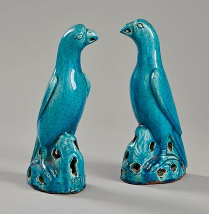 null Paire de perroquets sur des rochers en céramique à glaçure monochrome bleu turquoise...