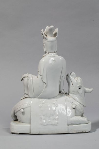 null Le Boddhisattva Kwan yin assis en délassement sur l'animal chimérique kilin,...