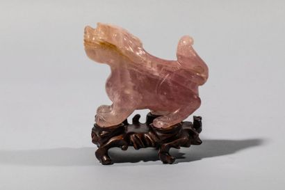 null Kilin en quartz rose sur socle de bois. Chine. Dynastie Qing. 15x12cm.