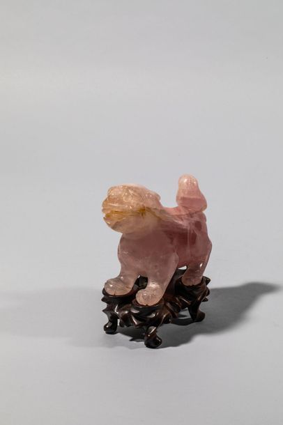 null Kilin en quartz rose sur socle de bois. Chine. Dynastie Qing. 15x12cm.