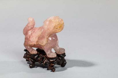 null Kilin en quartz rose sur socle de bois. Chine. Dynastie Qing. 15x12cm.