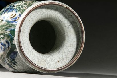 null Vase balustre en porcelaine de Nankin décoré en émaux vert et bleu sir fond...