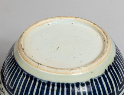 null Pot globulaire en porcelaine blanche décorée en bleu cobalt sous couverte de...