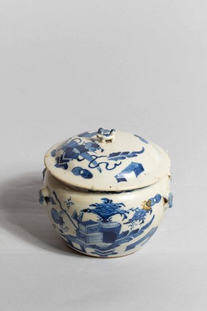 null Pot couvert en porcelaine blanche décoré en bleu cobalt sous couverte de vases...