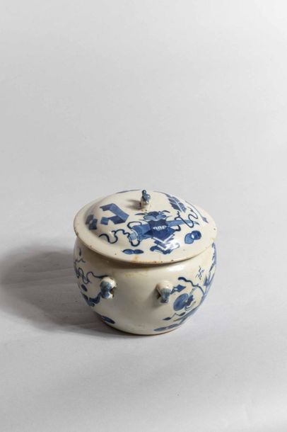 null Pot couvert en porcelaine blanche décoré en bleu cobalt sous couverte de vases...