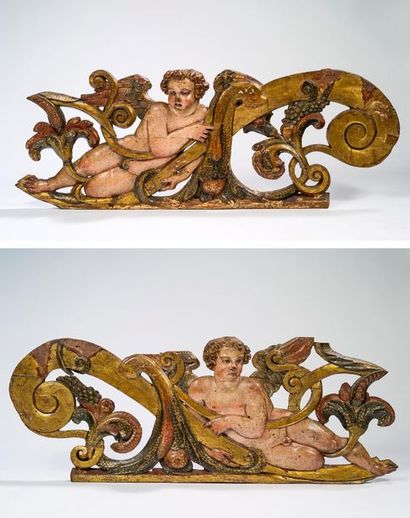 null 
Paire d’éléments décoratifs d’applique


en bois sculpté peint et doré, d’angelots...