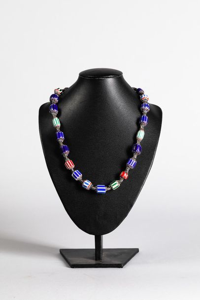 null Collier recomposé selon la tradition de perles de Venise et perles de métal...
