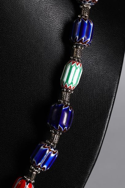 null Collier recomposé selon la tradition de perles de Venise et perles de métal...