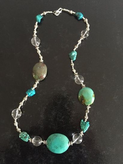 null Collier recomposé selon la tradition de perles de turquoise, cristal de roche...