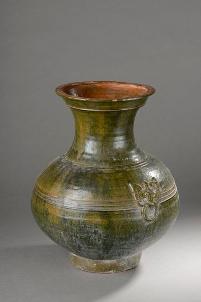 null Vase de forme Hu rappelant la vaisselle rituelle de bronze en terre cuite moulée...