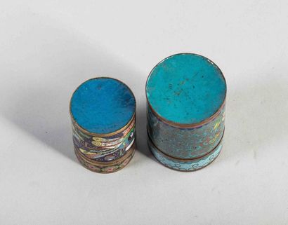 null Deux petites boites cylindriques en cloisonné. Chine. Ancien. 5,5cm et 4cm.