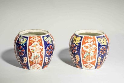 null Paire de pots globulaires en porcelaine et Imari à décor de motifs Géométrique...