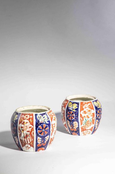 null Paire de pots globulaires en porcelaine et Imari à décor de motifs Géométrique...