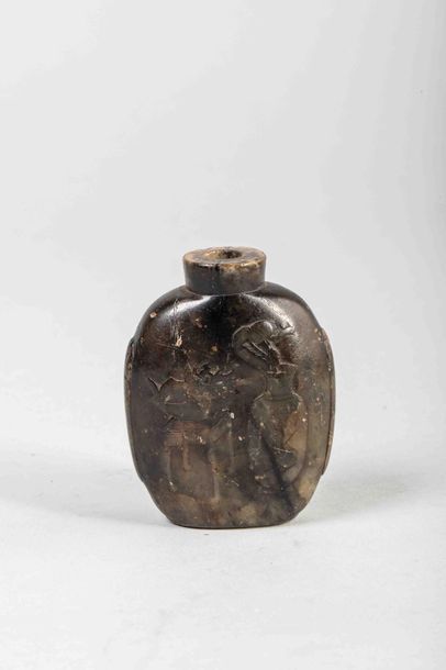 null Tabatière en pierre tendre ciselée de vases d'offrandes. Chine. Dynastie Qing....