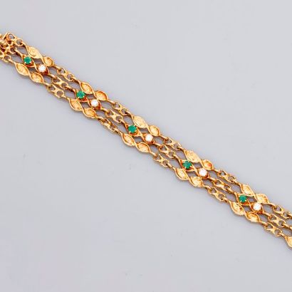 null 
Bracelet plat en or jaune, 750 MM, orné de diamants et émeraudes.

           ...