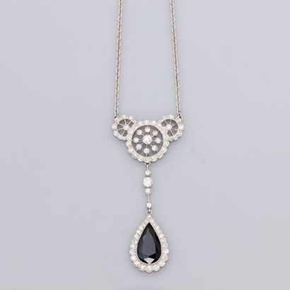 null Charmant collier en or gris, 750 MM, centré d’un motif diamanté portant une...
