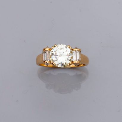 null 
Belle bague solitaire en or jaune, 750 MM, centrée d’un diamant taille brillant...