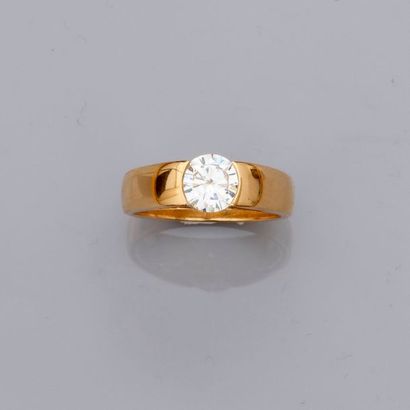null Bague jonc en or jaune, 750 MM, ornée d’un diamant taille brillant pesant 1,01...