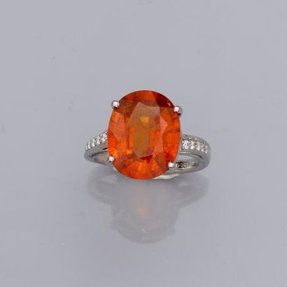 null 
Bague en or gris, 750 MM, ornée d’une spessartite «mandarine» pesant 9,87 carats...