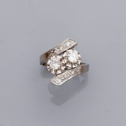 null Jolie bague en platine 900 MM, ornée de deux diamants centraux portés par deux...