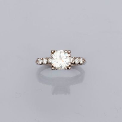 null Bague solitaire en or gris, 750 MM, ornée d’un joli diamant taille brillant...