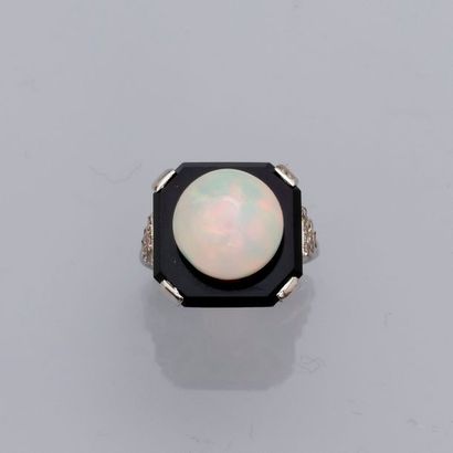 null Bague en or gris, 750 MM, ornée d’un onyx incrusté d’une perle d’opale pesant...