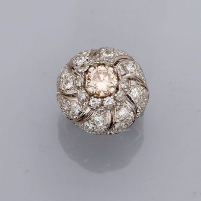 null Bague ronde en platine 900 MM, orné d’un diamant taille brillant pesant 1,50...